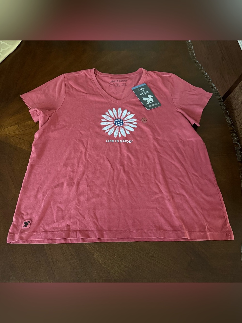 Life is Good Americana Crusher Women's Sz XL Faded Red V-Neck Daisy Graphic Tee